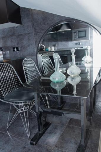 Theodore'S Maisonette Next To The Metro Station Atenas Exterior foto